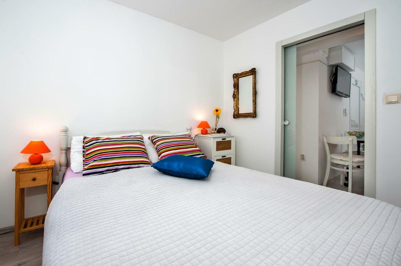Apartman Delfin Ровин Екстериор снимка